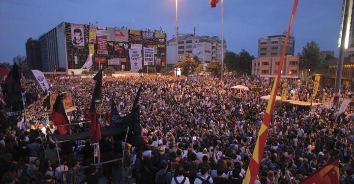 Türkiye bu deli gömleğine sığmaz