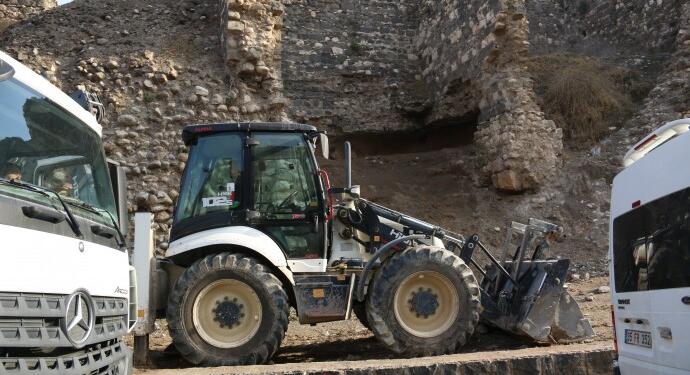 Birca Belek’e kepçeler soktular: Kale duvarları yıkım tehlikesiyle karşı karşıya