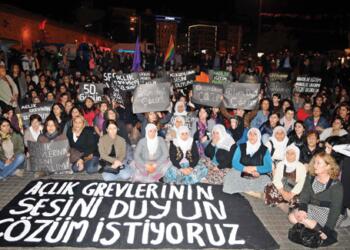 TAKSIM'DE ACLIK GREVINDEKI TUTUKLULARLA DAYANISAN KADINLAR ILE IHD UYESI IKI AYRI GRUP TARAFINDAN 12 EYLUL'DE 65 CEZAEVINDE BASLATILAN SURESIZ DONUSUMSUZ ACLIK GREVININ 50'INCI GUNUNDE OLMASINA ILISKIN BASIN ACIKLAMASI VE OTURMA EYLEMI GERCEKLESTIRILDI.FOTOGRAF:TANER YENER/ISTANBUL,(DHA)