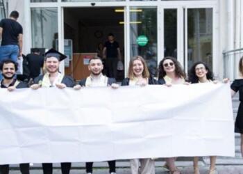 Boş pankartı üniversiteye almadılar