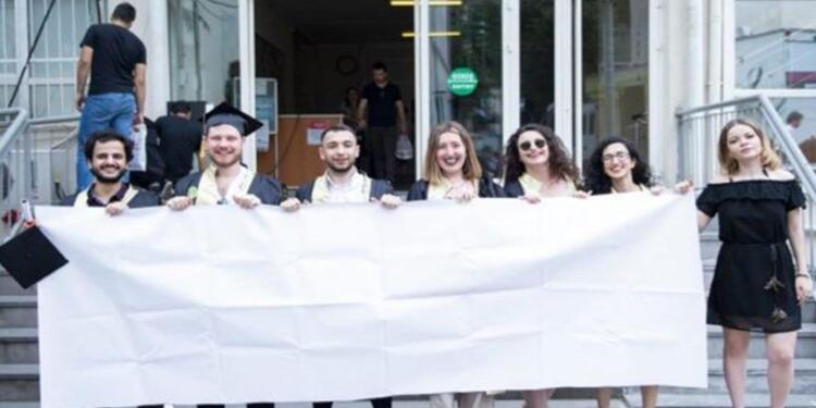 Boş pankartı üniversiteye almadılar