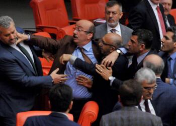 Yumruklu kavgada başrol olup çalışmalarda kayboldular