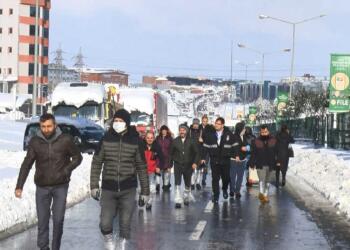 Hadımköy’de geceyi fabrikalarda geçiren işçilerin uzun yürüyüşü