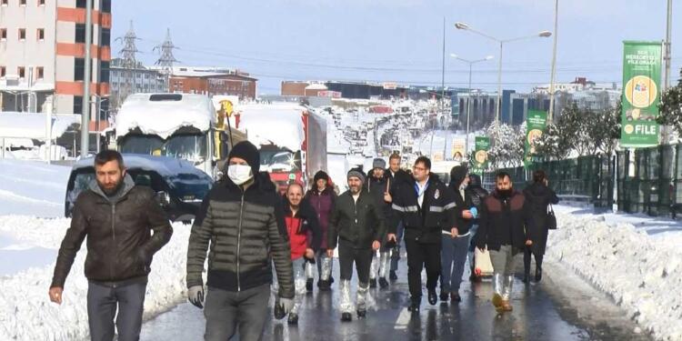 Hadımköy’de geceyi fabrikalarda geçiren işçilerin uzun yürüyüşü