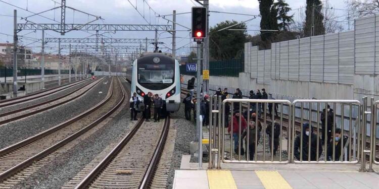 Raylara atlayan kadın yaşamını yitirdi