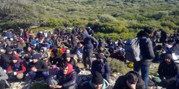 Yunanistan’a geçmeye çalışan yüzlerce göçmen yakalandı