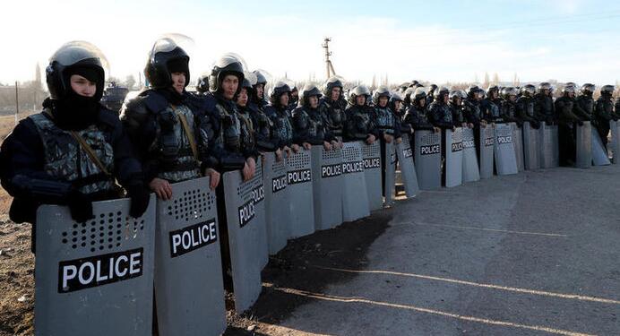 Kazakistan’da polise ‘vur emri’ verildi