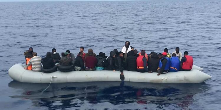 Tunus açıklarında mülteci teknesi battı: 6 ölü