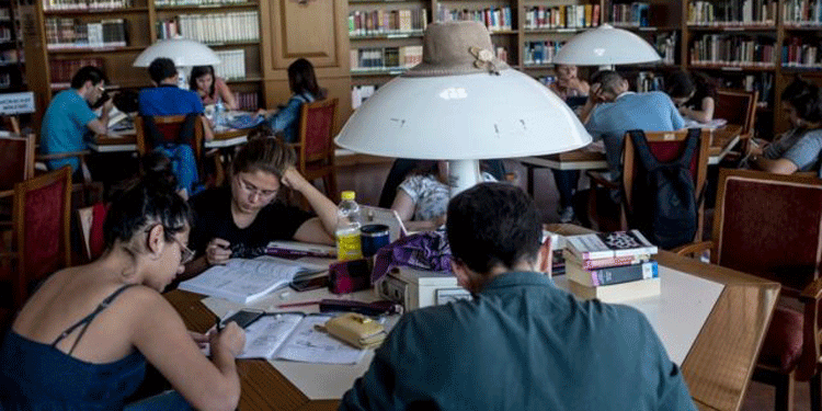 Lise mezunları da geleceği yurtdışında görüyor