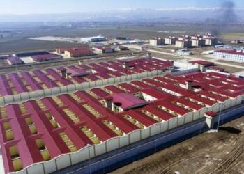 Tutuklulara günde bir ekmek 4 kaşık yemek veriliyor