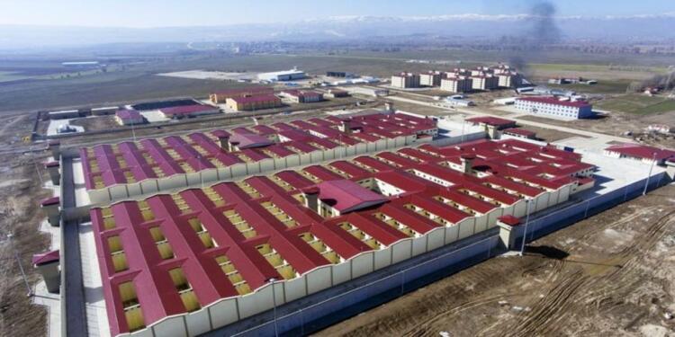 Tutuklulara günde bir ekmek 4 kaşık yemek veriliyor