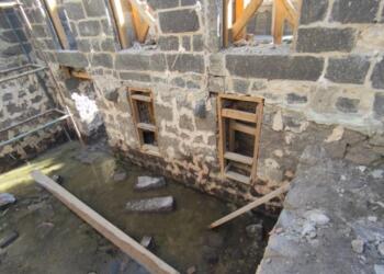 Sur’da tarihi binaları su bastı