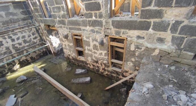 Sur’da tarihi binaları su bastı