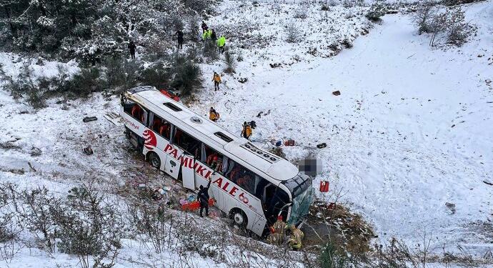 Yolcu otobüsü şarampole yuvarlandı: 3 kişi yaşamını yitirdi