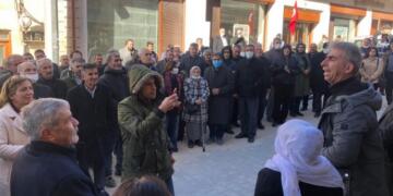 HDP kongresinde halk salona sığmadı, sokağa taştı