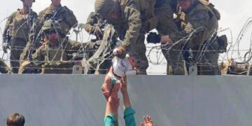 ABD askerlerine verildikten sonra kaybolan bebek, bulunarak ailesine teslim edildi