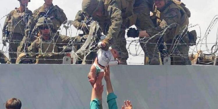 ABD askerlerine verildikten sonra kaybolan bebek, bulunarak ailesine teslim edildi