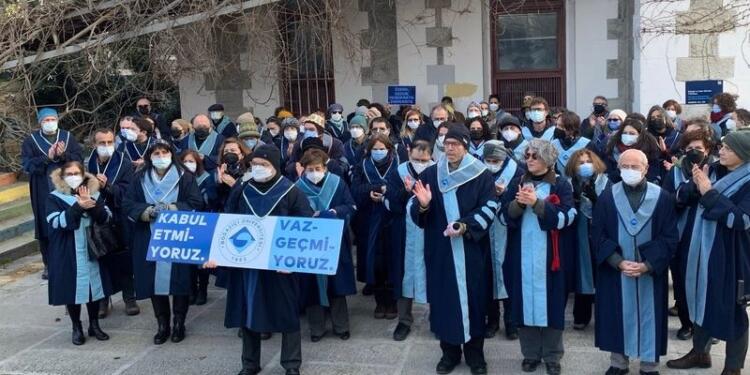 Boğaziçi akademisyenleri dekanların görevden alınmasını protesto etti