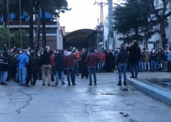 Çimsataş işçileri direnişe devam ediyor: 25 işçi işten çıkarıldı