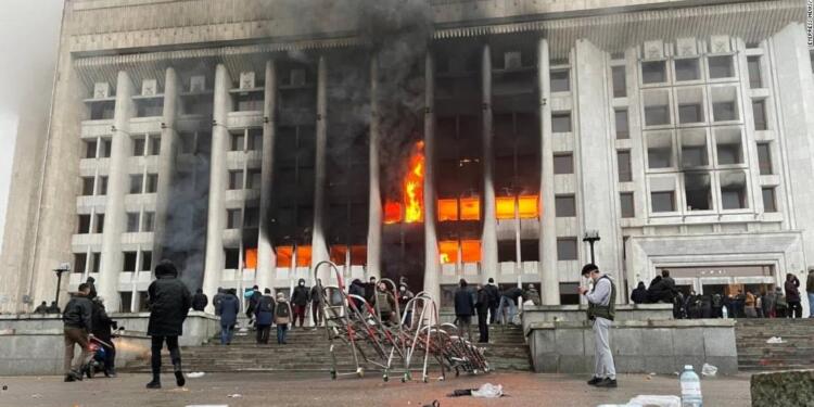 Kazakistan’a KGAÖ üzerinden müdahale: Rusya asker gönderdi