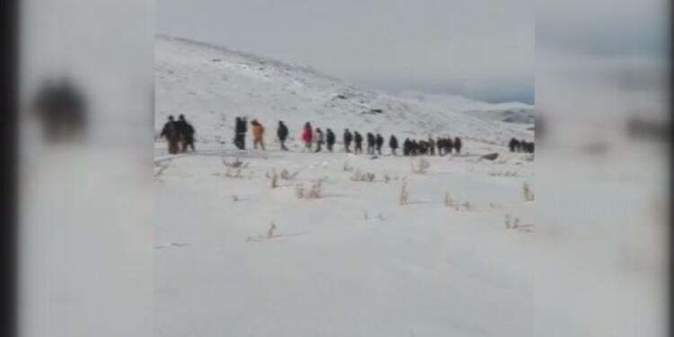 Afganistan’dan kaçan yüzlerce insanın Türkiye’ye geçişleri sürüyor