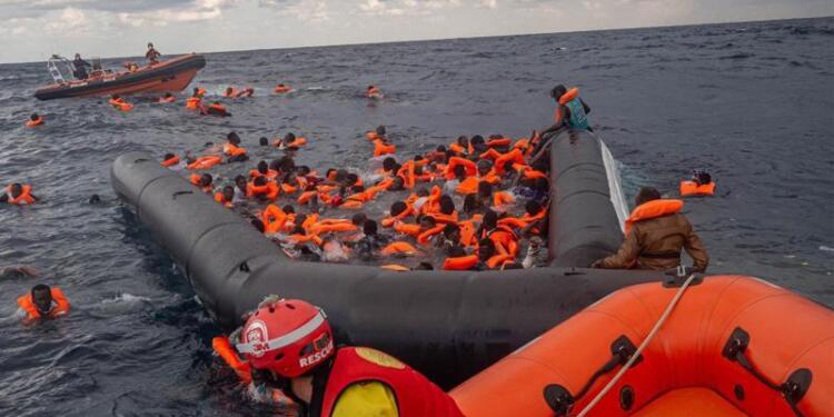 Akdeniz’de mülteci teknesi alabora oldu