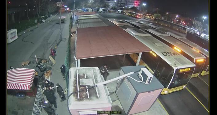 Metrobüs durağında bekçi dehşeti