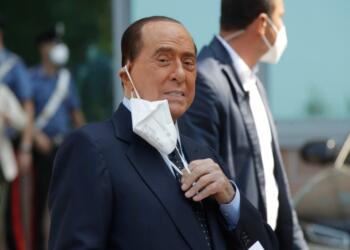 Silvio Berlusconi adaylığını çekti