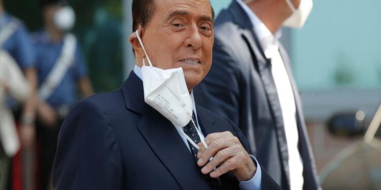 Silvio Berlusconi adaylığını çekti