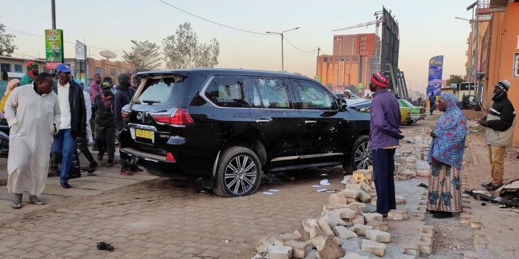 Darbeciler cumhurbaşkanını istifa ettirdi