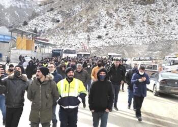 Divriği maden işçileri iş durdurdu: Yürüyüş yapan işçiler yol kapattı