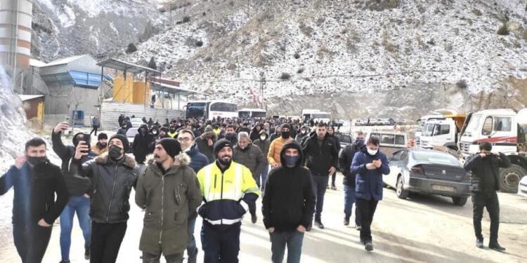 Divriği maden işçileri iş durdurdu: Yürüyüş yapan işçiler yol kapattı