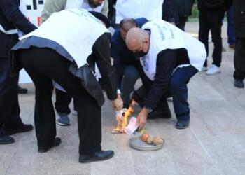 Emeklilerden fatura eylemi: Ödeyemediğimiz faturaları yakıyoruz