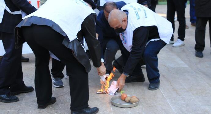 Emeklilerden fatura eylemi: Ödeyemediğimiz faturaları yakıyoruz