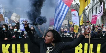 İngiltere’de binlerce kişi polise geniş yetki veren yasa tasarısını protesto etti