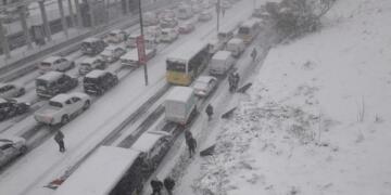 İstanbul’da kar hayatı felç etti: Giriş çıkışlar kapatıldı, yurttaşlar mahsur kaldı…