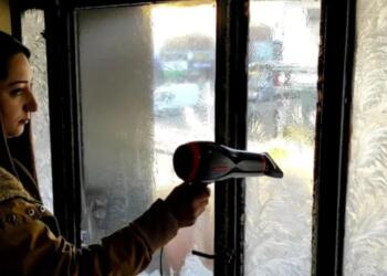 Hava sıcaklığı eksi 20’leri gördü: Kars’ta camlar bile buz tuttu