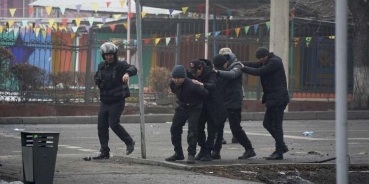 Kazakistan’da ‘damat’ istifası