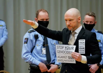 77 kişiyi katleden Breivik yargıçlara Nazi selamı verdi