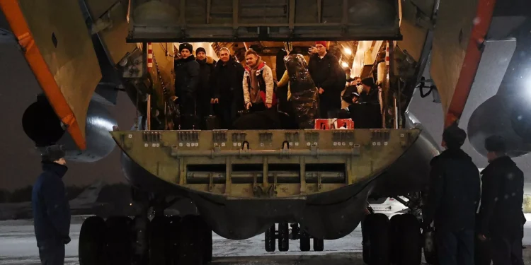 Rus askerleri Kazakistan’dan ayrılmaya başladı