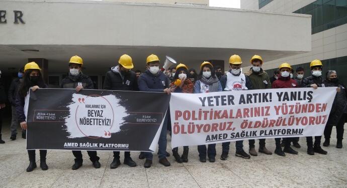 Sağlık emekçileri şiddete karşı ‘Beyaz Nöbet’ eylemi başlattı