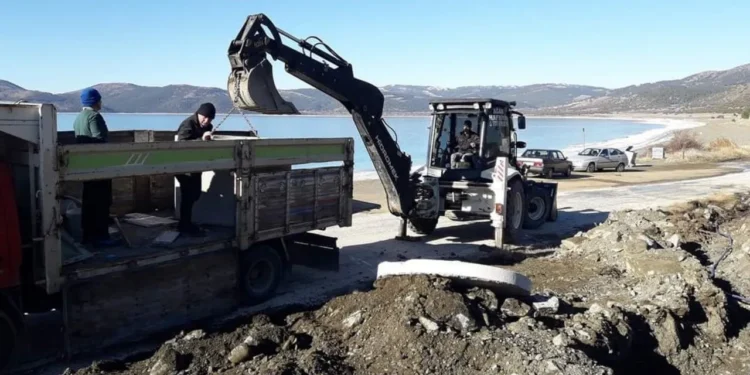 Salda Gölü’ne kepçe ile su kuyusu açtılar