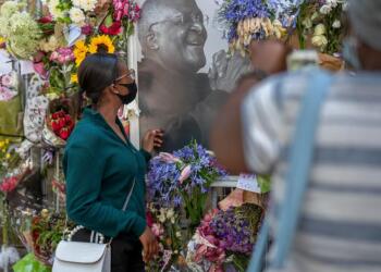 Özgürlüğün sesi Desmond Tutu son yolculuğuna uğurlandı