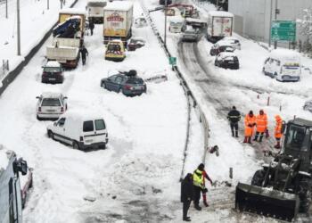 Araçları karda kalanlara Yunanistan yönetimi tazminat ödeyecek