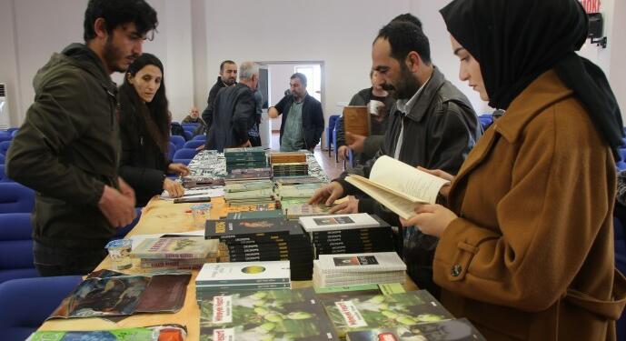 Tutuklu yazarlar için imza günü