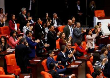 2016 yılında Meclis'te dokunulmazlıkların kaldırılması HDP sıralarında alkışlarla boykot edilmişti.