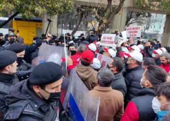 Bakırköy işçileri belediye önünde: Polis engellemeye çalıştı