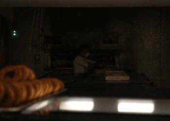 Elektrik faturası 17 bin lira gelince mum ışığında satış yapmaya başladı