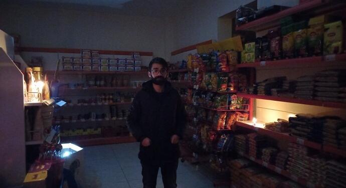 Yüksekova esnafı elektrik faturalarına karşı mum yaktı