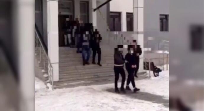 Kadınları fuhuşa zorlayan 2 polisten biri tutuklandı